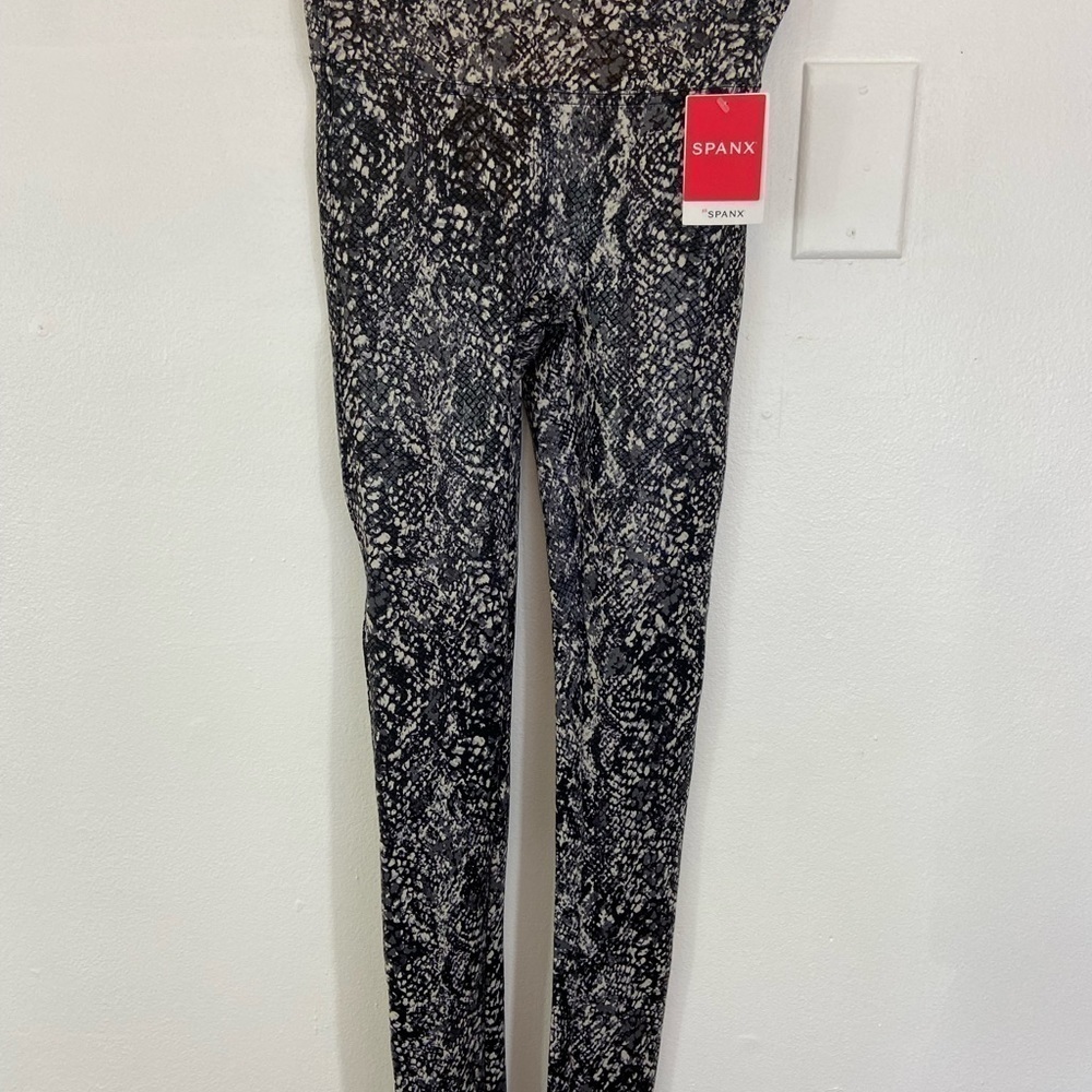 Spanx Faux Leather Snake Shine Leggings Women's Size XS New with Tags Athletic - Picture 3 of 10